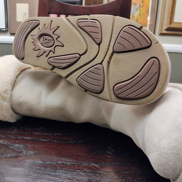 Virtually new UGG 'Upside' tall, cuffed shearling winter boot, size 10 - Picture 4 of 6